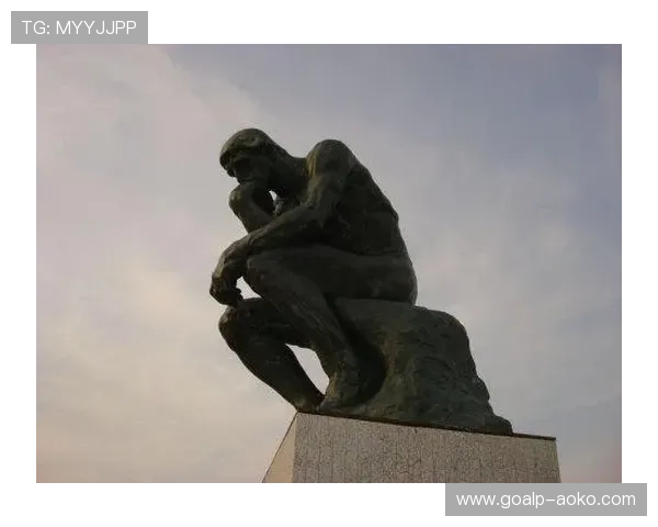 足球场上发呆的球星瞬间展现沉思与专注的独特魅力